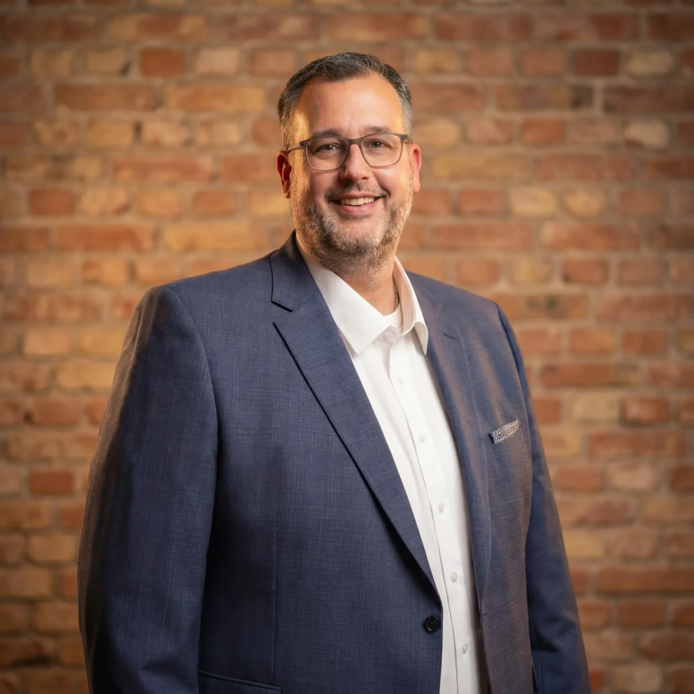 Björn Sommerer, Inhaber von Sommerer Consulting in Neudrossenfeld, im Anzug, steht für kompetente und seriöse Unternehmensberatung.