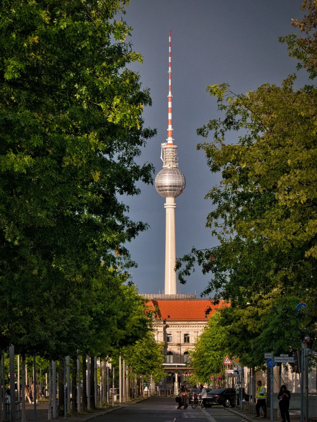 Fernsehturm bei Tag, eingerahmt von Bäumen, steht für nachhaltige Kommunikation und effiziente Telekommunikationslösungen.