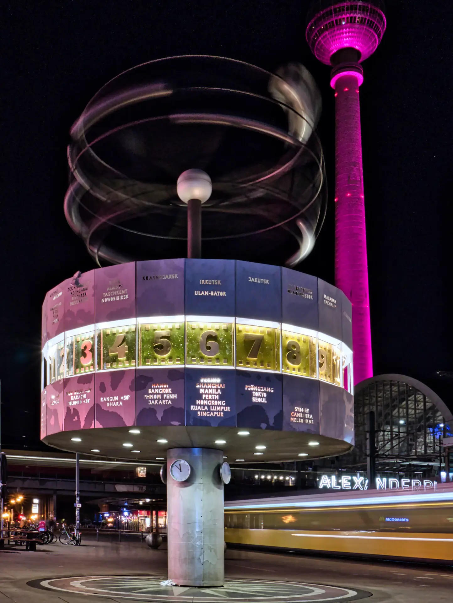 Alexanderplatz mit Fernsehturm und Weltzeituhr, zeigt dynamische urbane Kommunikation und mobile Vernetzung.